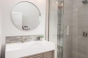 Douche, sèche-cheveux, serviettes fournies