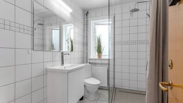 Classic Double or Twin Room, City View | Bathroom | Shower, free toiletries, hair dryer, towels