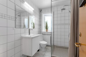 Dobbelt- eller tomannsrom – classic, byutsikt | Bad | Dusj, toalettartikler (inkludert), hårføner og håndklær