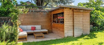 Queen - British garden residence with swimming pool