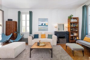 TV, fireplace, ping pong