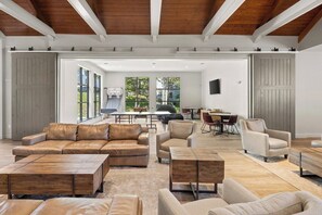 TV, caminetto, studio