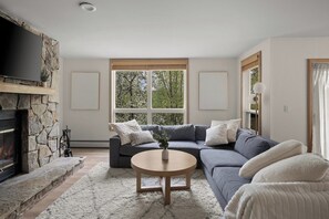 TV, caminetto, studio