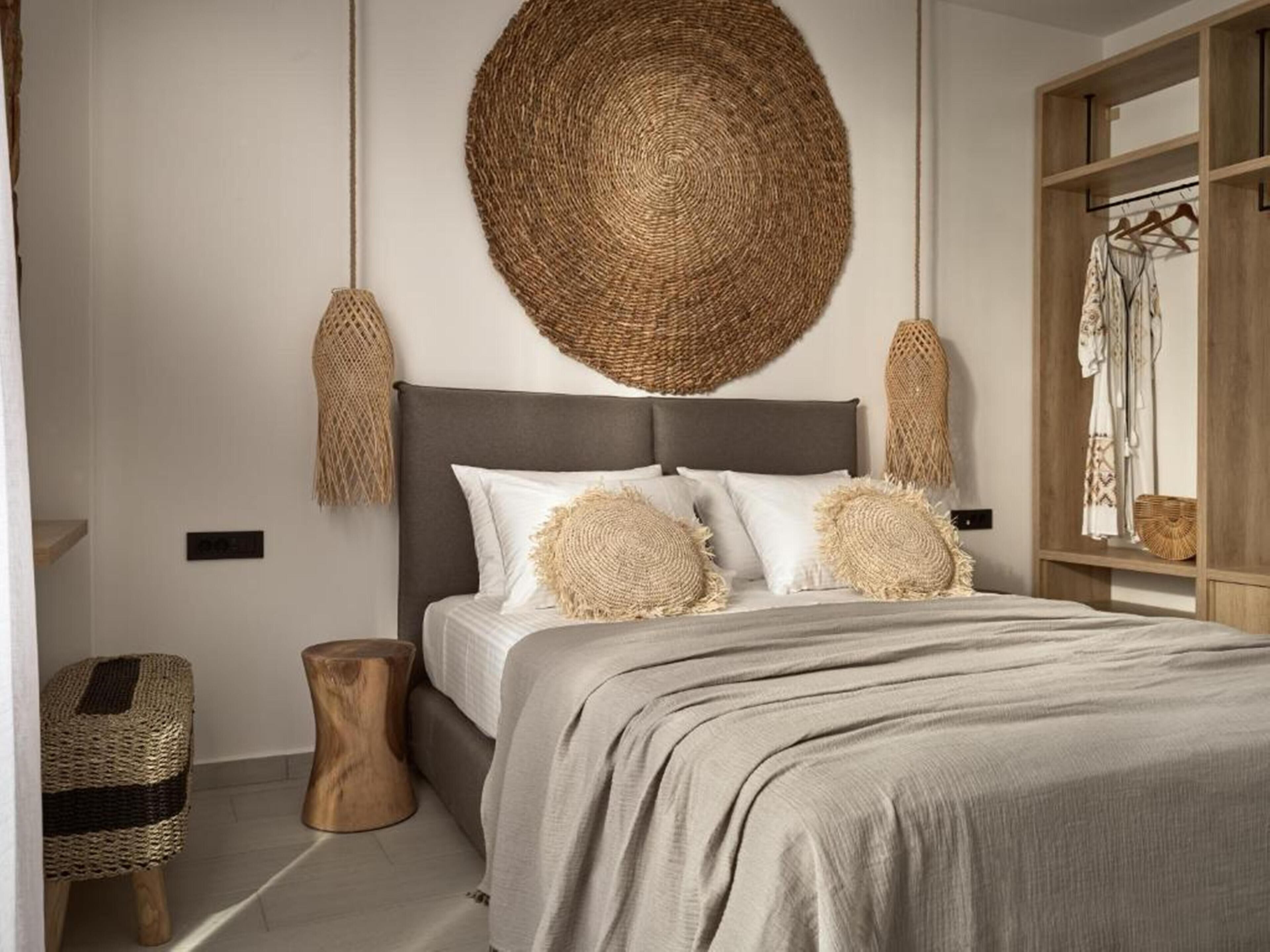 Un dormitorio con una cama grande, un armario de madera y un tapiz tejido en la pared.