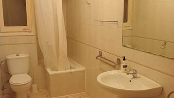 Secadora de cabello, bidet, toallas, jabón