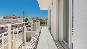 A balcony with a clear view of the street and buildings in the background. - 3952 Trilo di Annahouse by Barbarhouse (Porto Cesareo)