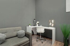 1 habitación, escritorio y espacio para trabajar con laptop 