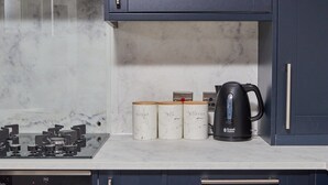 Keittiössä on kaasuliesi, kolme merkittyä säiliötä (sokeri, tee, kahvi) ja Russell Hobbs -kahvinkeitin.