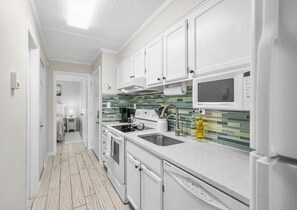 Fridge, microwave, oven, stovetop - Ocean and Bay view luxury condo with balcony (Ocean City)