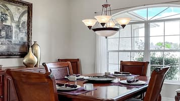 4 bedrooms, desk
