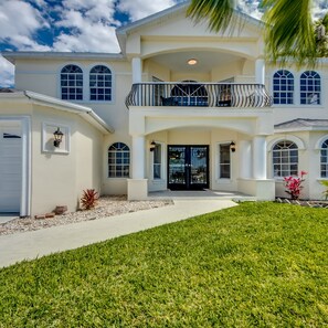 4 bedrooms - Golden Globe - Luxury on the Canal With Pool spa (Cape Coral)