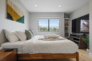 2 soverom, skrivebord, strykejern/-brett og wi-fi (inkludert)