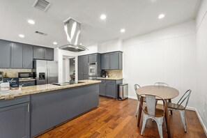 Frigorífico, horno, placa de cocina y lavavajillas
