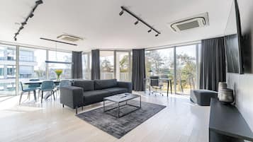 Executive-Apartment, eingeschränkter Meerblick | Badezimmer | Designer-Toilettenartikel, Handtücher, Shampoo, Toilettenpapier