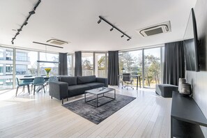 Apartamento ejecutivo, vistas parciales al mar | Baño | Artículos de higiene personal de diseño, toallas y champú