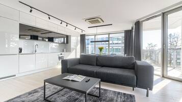 Executive Apartment, Partial Sea View | 2 bedrooms, iron/ironing board, free WiFi, bed sheets