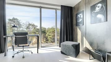 Apartament executiu, vistes parcials al mar | Sala d'estar | Televisor de pantalla plana