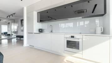 Executive-Apartment, eingeschränkter Meerblick | Wohnbereich | Flachbildfernseher