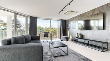 Executive-Apartment, eingeschränkter Meerblick | Wohnbereich | Flachbildfernseher