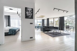 Apartamento ejecutivo, vistas parciales al mar | Zona de estar | Una televisión de pantalla plana