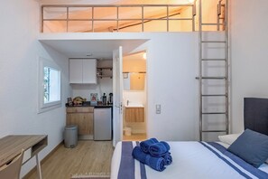 3 habitaciones, tabla de planchar con plancha y ropa de cama 