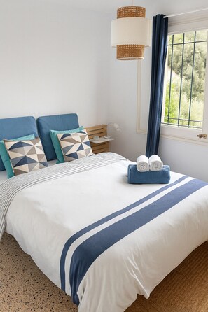 3 bedrooms, iron/ironing board, bed sheets