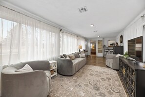 Smart TV, DVD player - Cozy vintage home in the heart of Riverside one block from golf, and much more (Wichita)