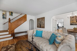 Smart TV, DVD player - Cozy vintage home in the heart of Riverside one block from golf, and much more (Wichita)