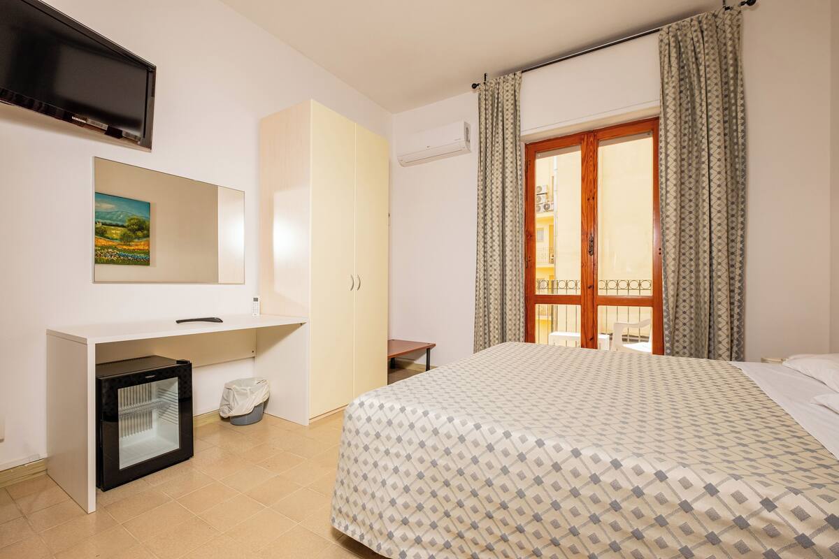 Matrimoniale doccia comfort con balcone e vista mare parziale | In-room safe, desk, free WiFi, bed sheets