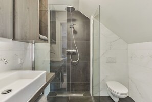 Hair dryer, towels - Hotel aan de Haven (room 6) (Volendam)