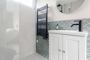 Shower, hair dryer, towels