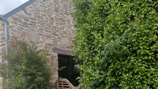 A stone building with a wooden bench in front. - L'escale - Longère en Campagne 6 Voyageurs, 3 Chambres (Pouldreuzic)