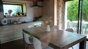 ثلاجة، ميكروويف، فرن، موقد طهي مسطح