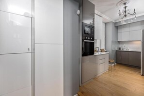 Frigorifero, microonde, forno, piano cottura