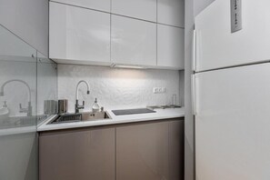 Réfrigérateur, four à micro-ondes, un four, surface de cuisson