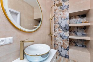 Shower, free toiletries, hair dryer, slippers - MaRKoS Sololaki Flat (Tbilisi)