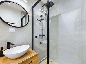 Een douche, een haardroger, handdoeken