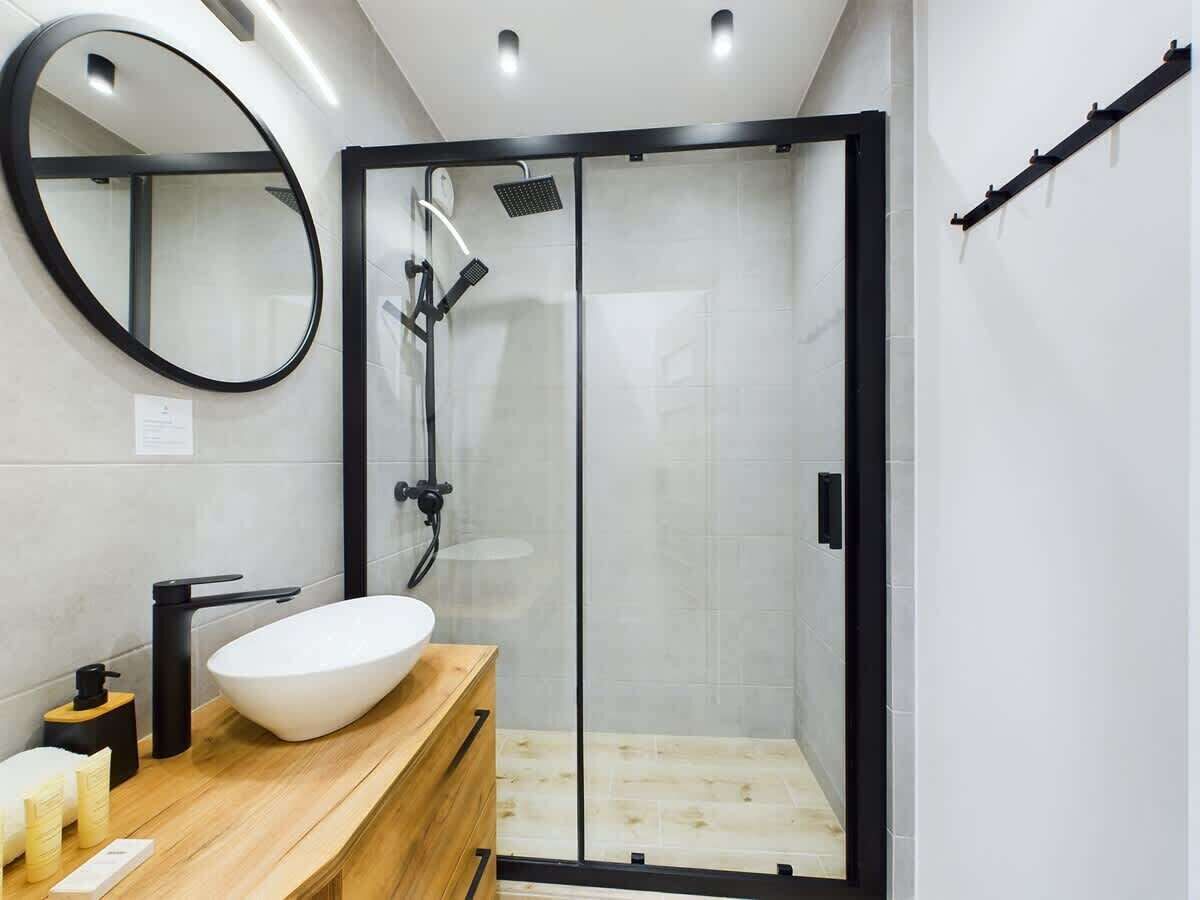 Shower, hair dryer, towels, shampoo