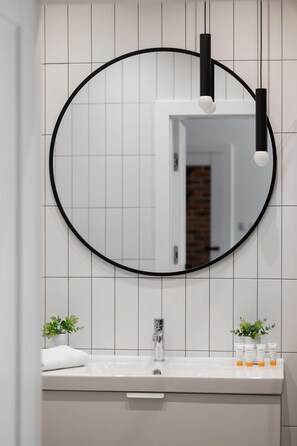 Douche, sĂšche-cheveux, serviettes fournies