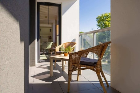 Terrace/patio. Stylish Apartment with Balcony | Parking and Workspace
