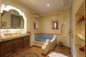 Suite – president | Safe på rommet, strykejern/-brett, wi-fi (inkludert) og sengetøy