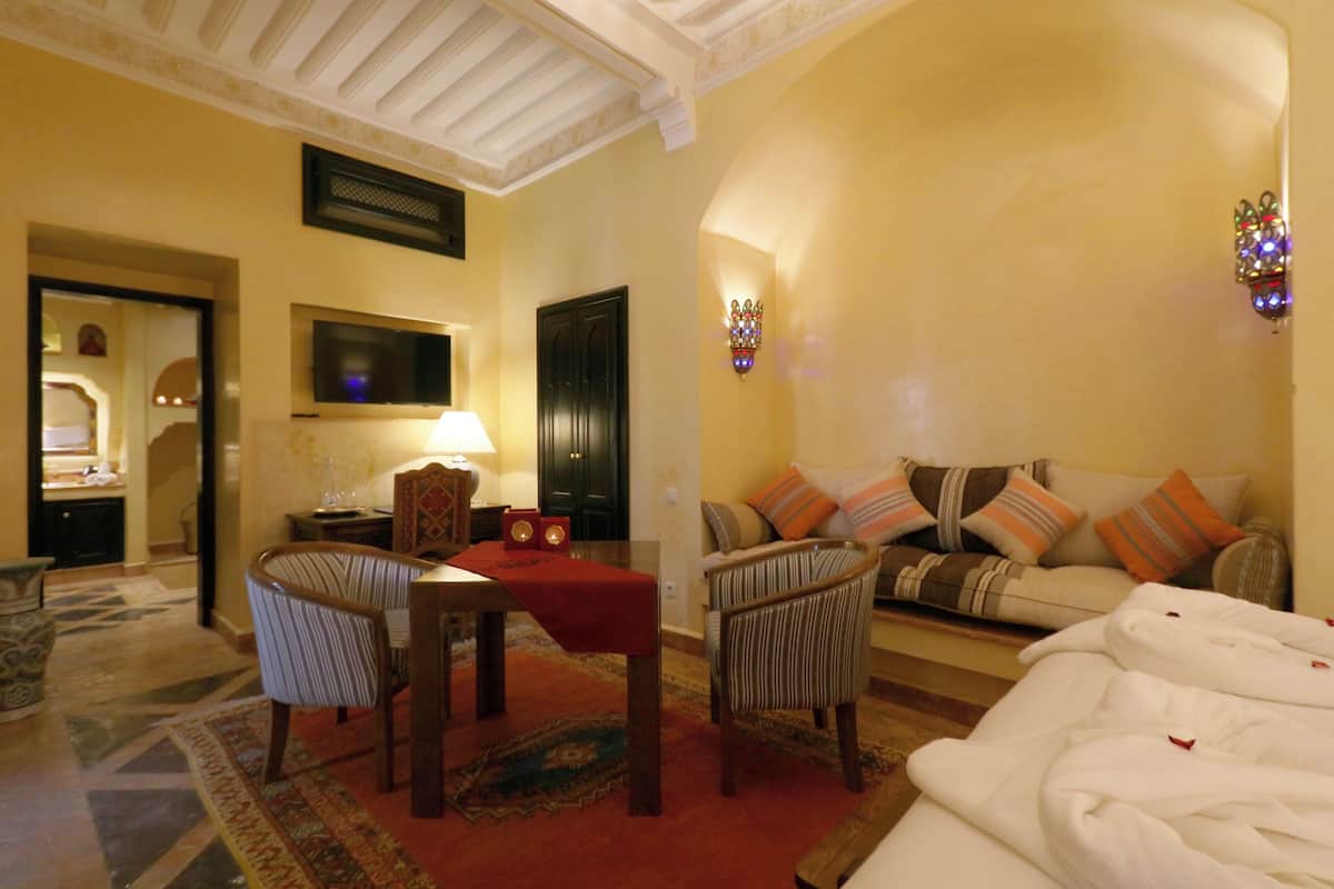 Superior Suite, Patio | In-room safe, iron/ironing board, WiFi (free), bed sheets