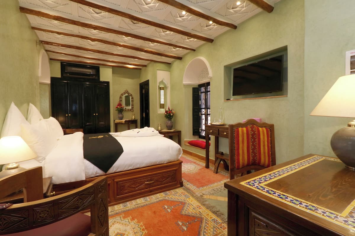 Superior Suite | In-room safe, iron/ironing board, WiFi (free), bed sheets