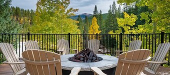 Ski-In/Out Condo w/ Trails, Pool & Hot Tub