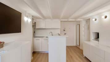 Réfrigérateur, micro-ondes, plaque de cuisson, lave-vaisselle