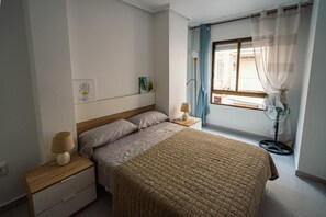 1 slaapkamer, een strijkplank/strijkijzer, gratis wifi, beddengoed
