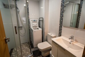 Een douche, een haardroger, handdoeken