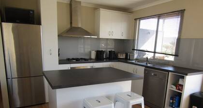 Relax on Royston - Dog friendly, short walk to the beach!