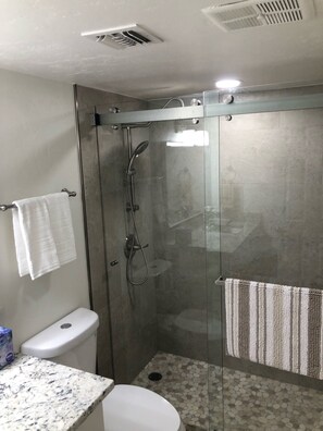 Ducha, secador de pelo, toallas