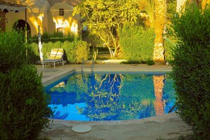 7 piscinas techadas, sombrillas, sillones reclinables de piscina